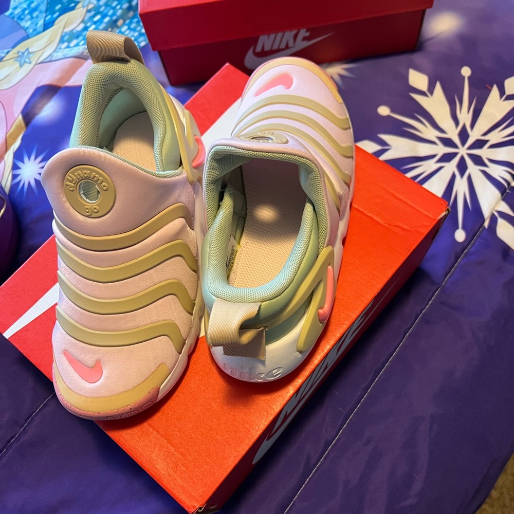 Girls Nike dynamo size 2.5 shoes.